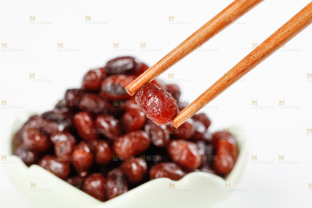 筷子上夹着糖渍红豆
