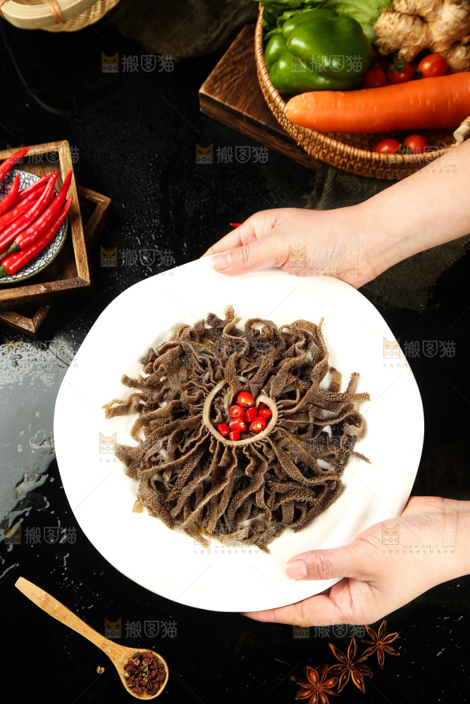 手里端着一盘牛百叶