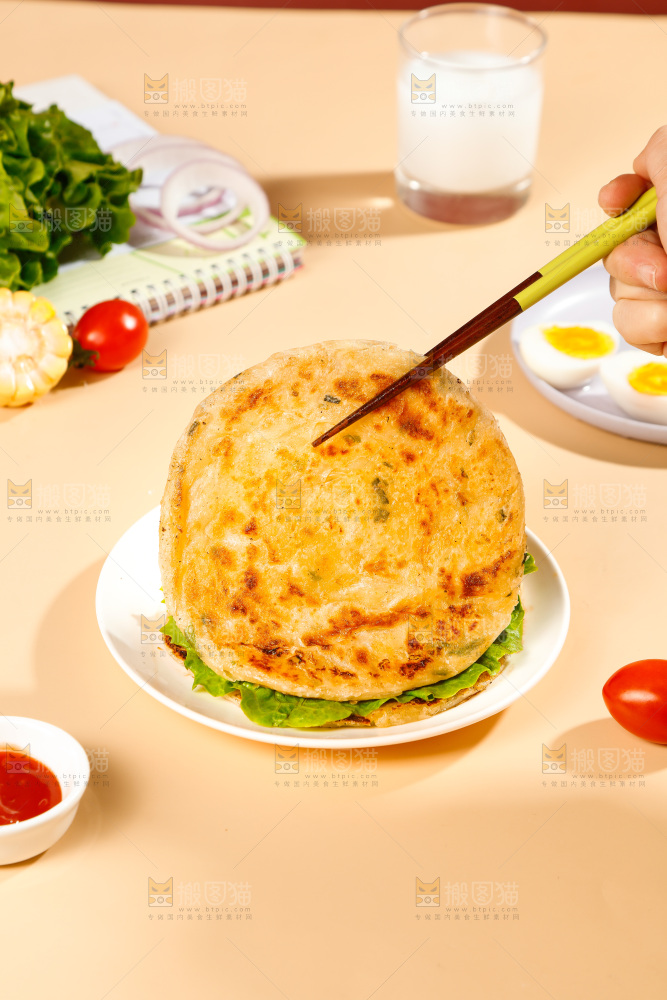 筷子上夹着葱油饼