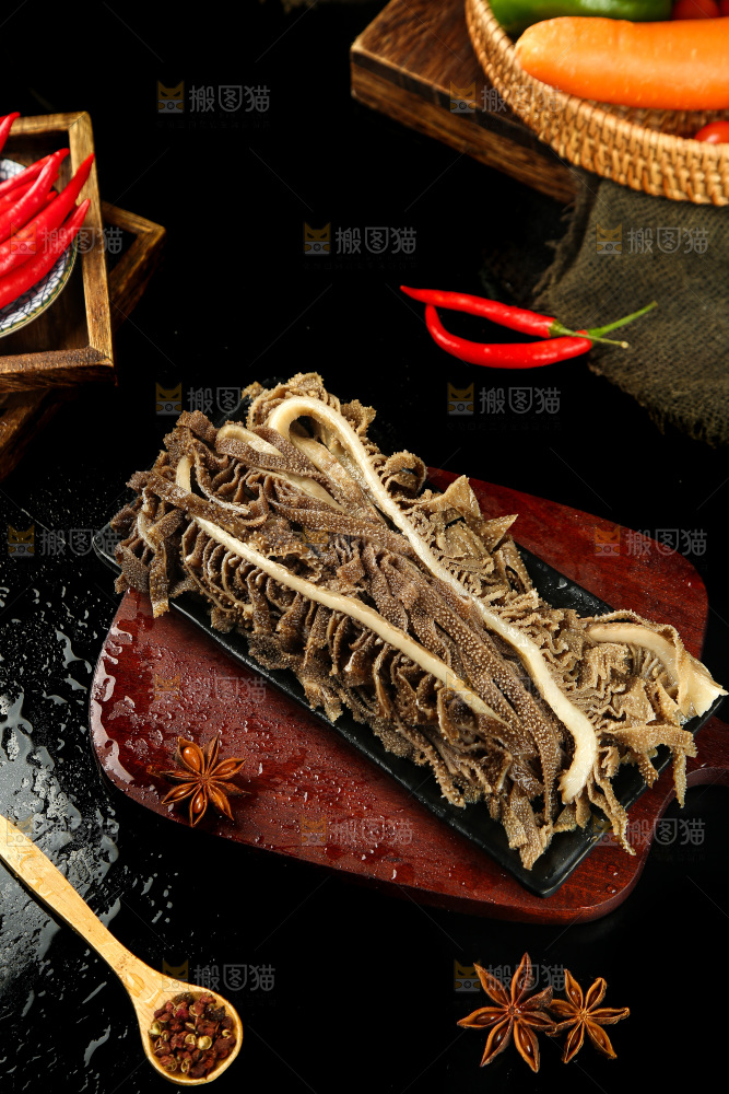 木板上放着火锅牛百叶