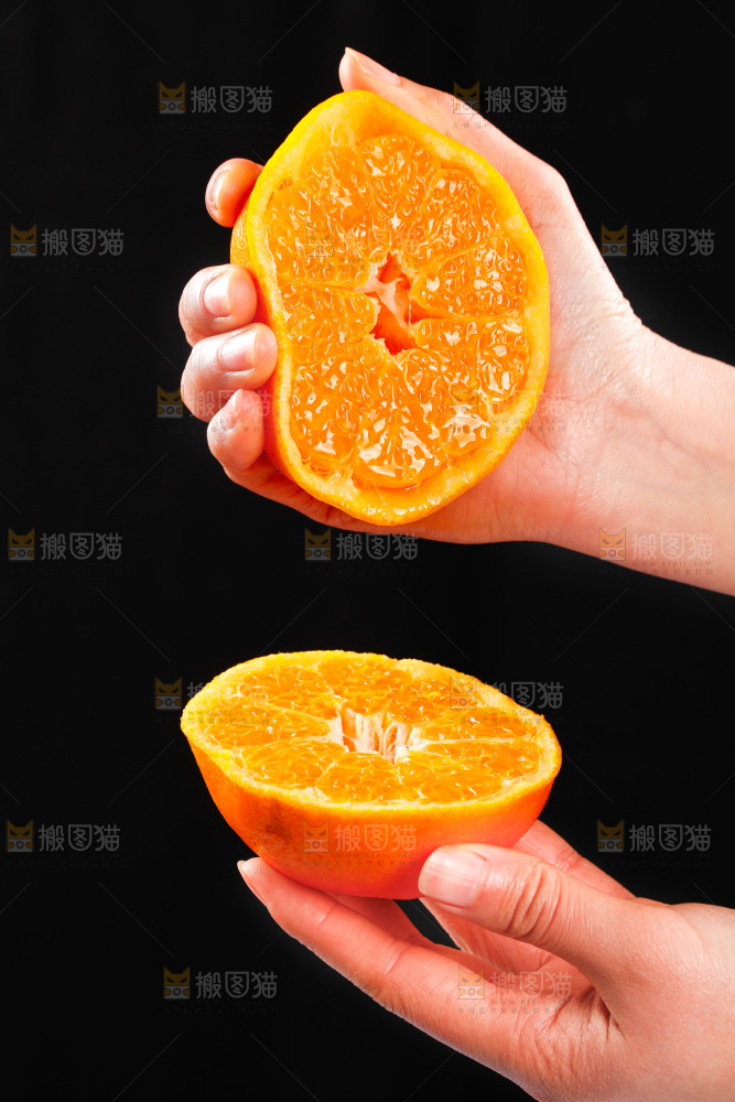 手里捏着春见耙耙柑
