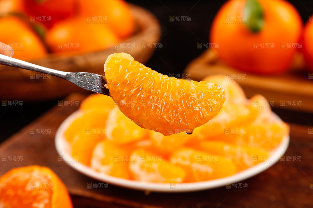 叉子上叉着耙耙柑果肉