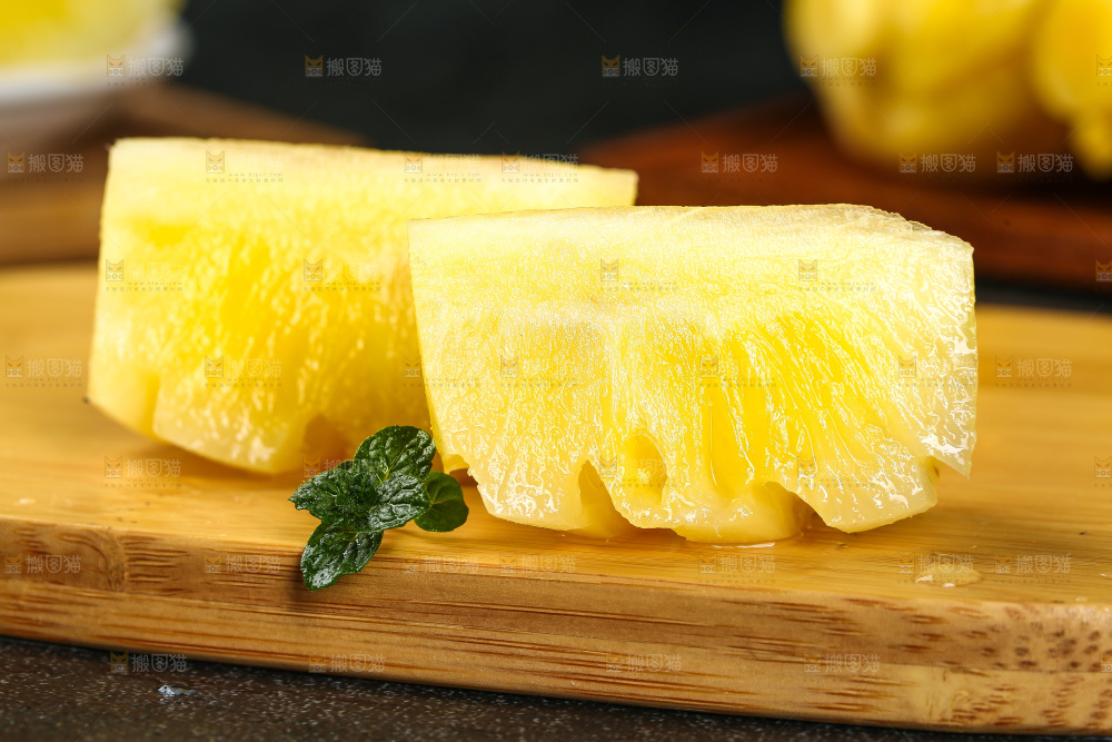 木板上放着去皮小菠萝切块