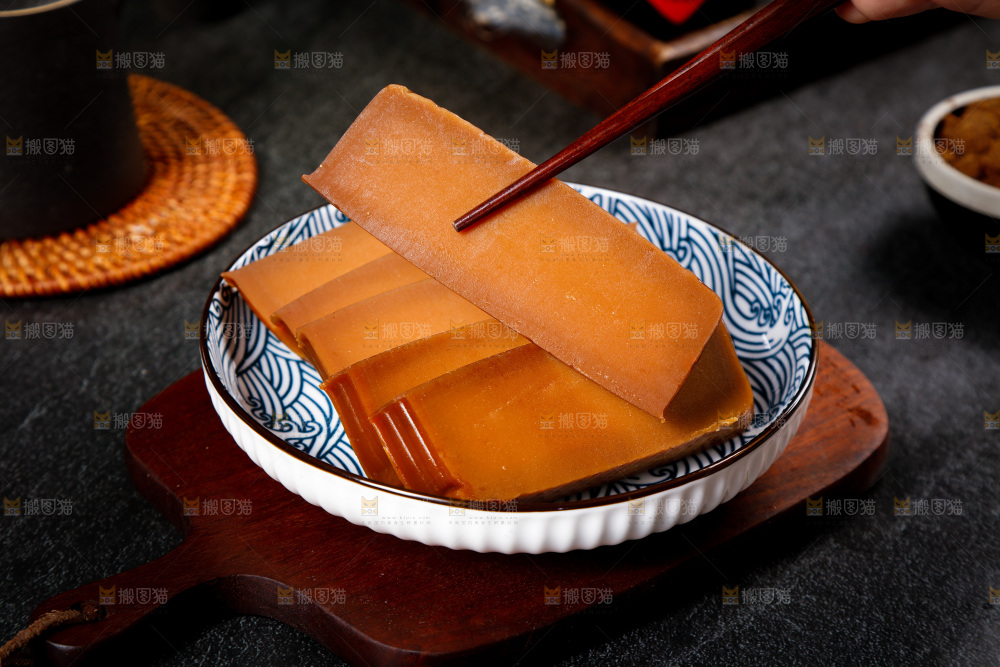 筷子上夹着潮汕甜粿