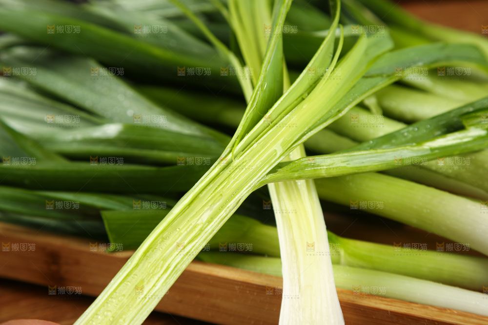 木底上放着大蒜苗
