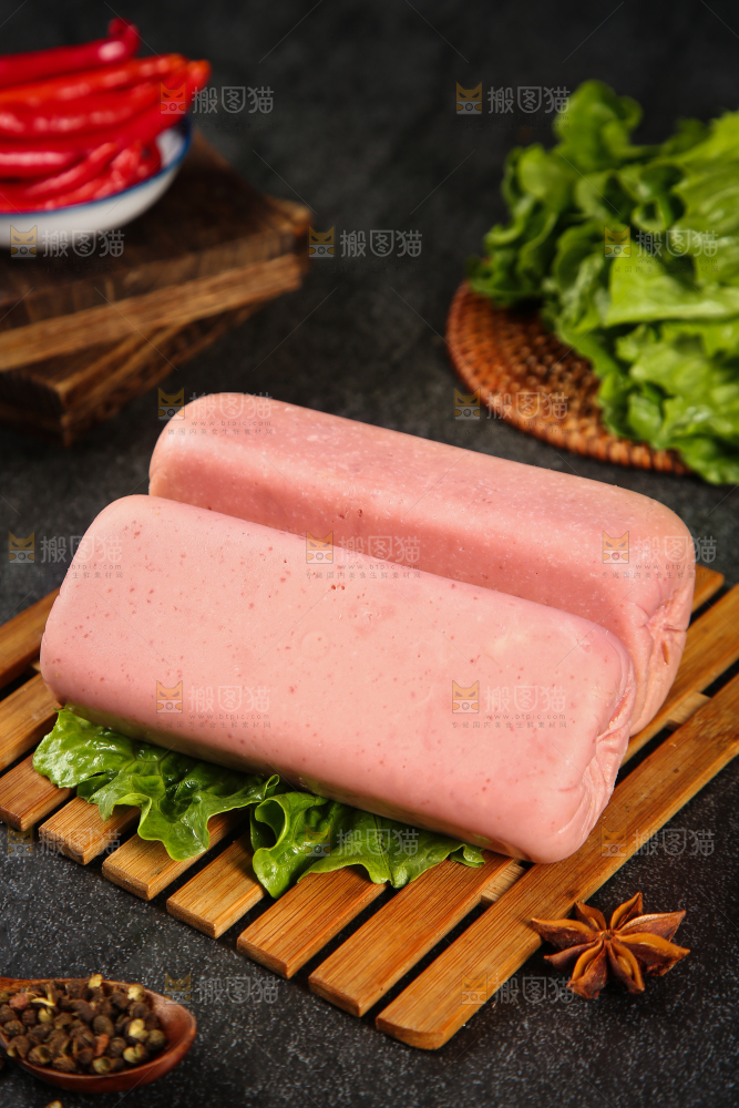 木板上放着火腿肠