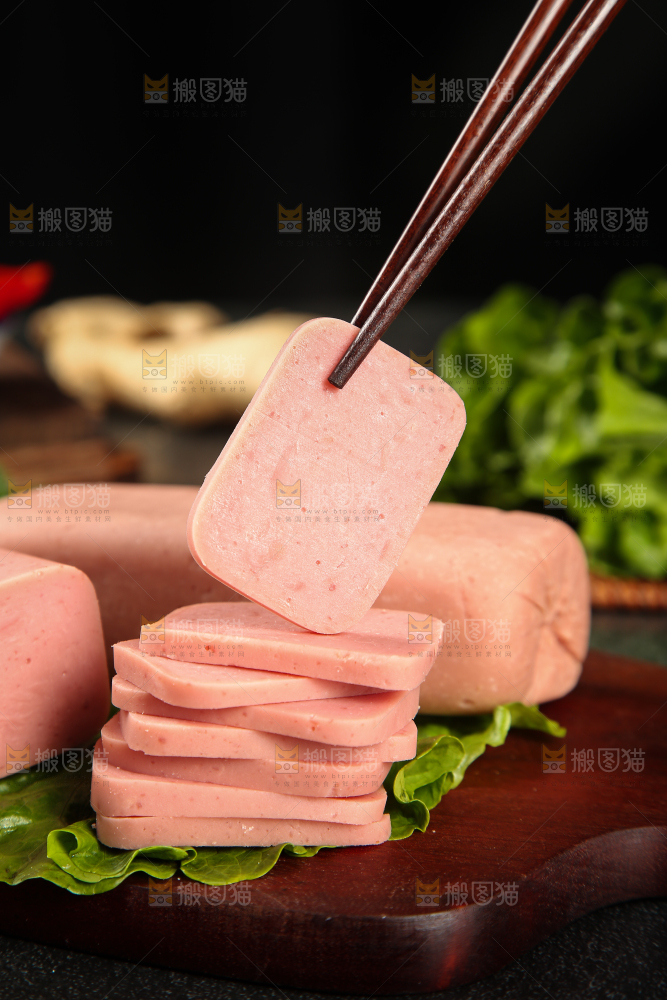 筷子上夹着午餐肉切片