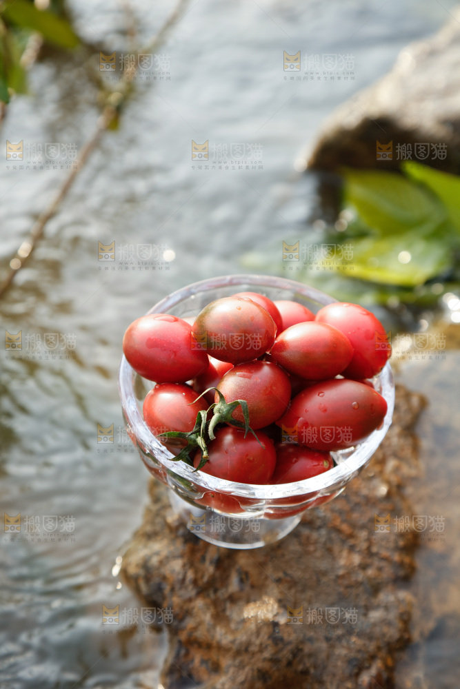 碟子里装着珍珠小番茄