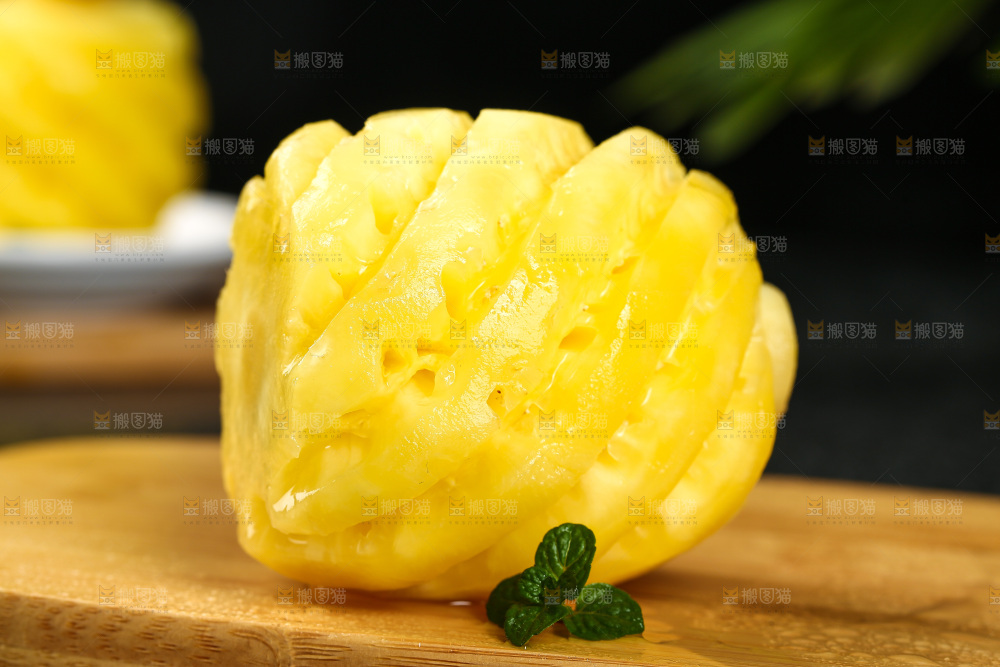木板上的削皮小菠萝