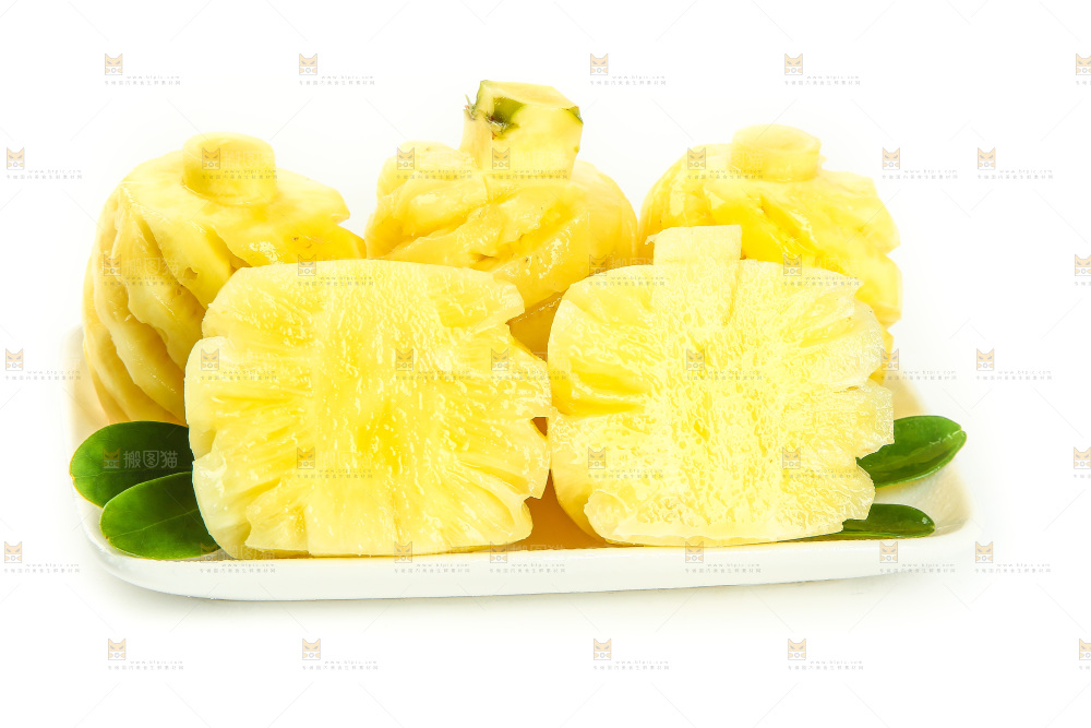 白底上放着一盘香水小菠萝