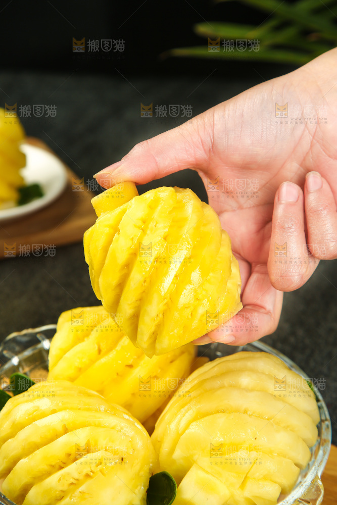 手里拿着新鲜小菠萝