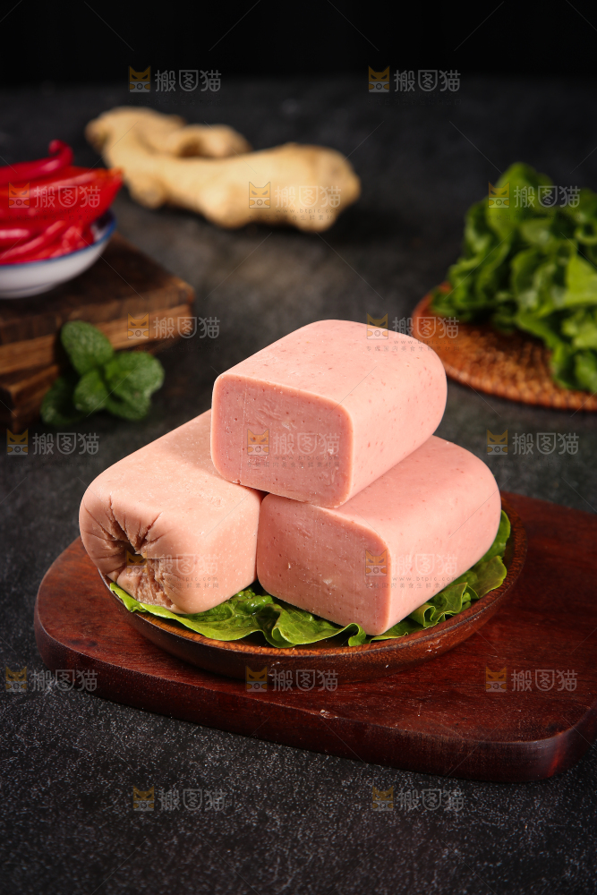 木板上放着一盘午餐肉