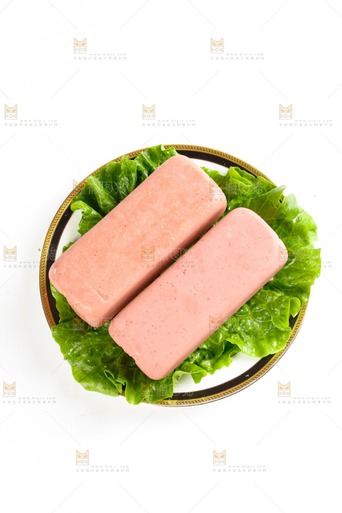 白底上放着一盘午餐肉