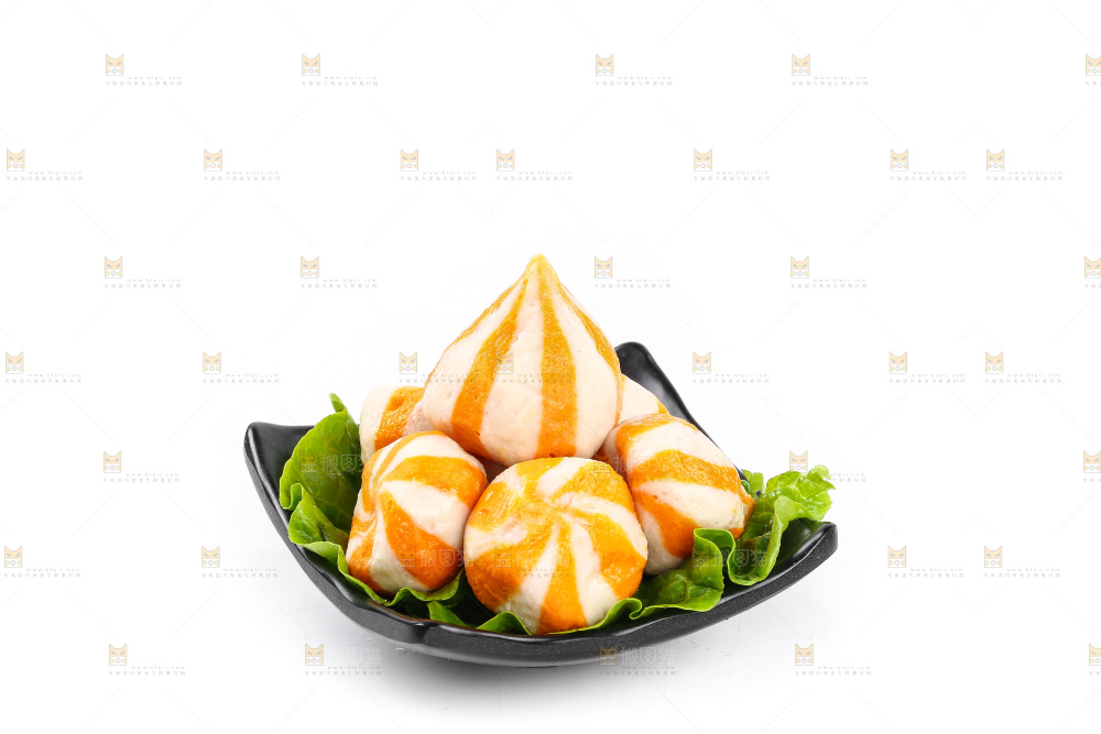 白底上放着一碟心鱼丸