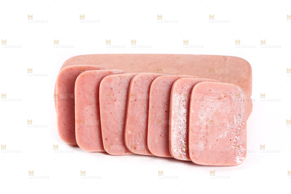 白底上放着切块的午餐肉