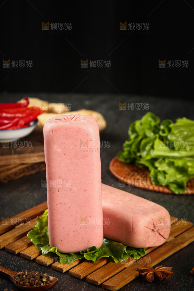 木板上放着火腿肠