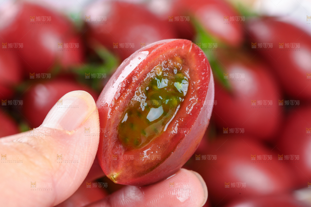 手里拿着珍珠小番茄