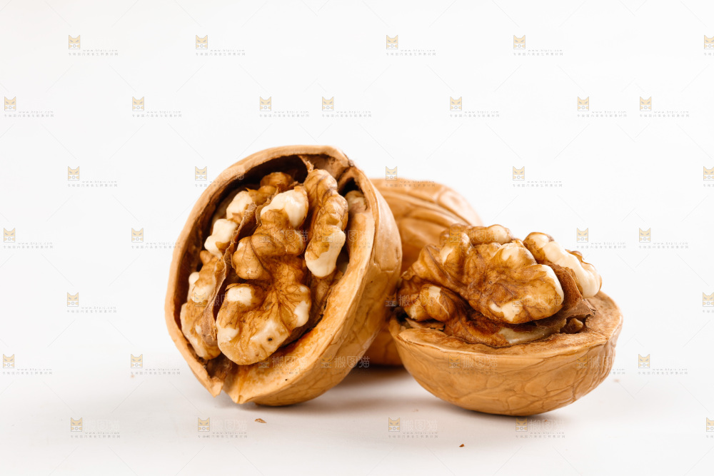 白底上放着纸皮烤核桃
