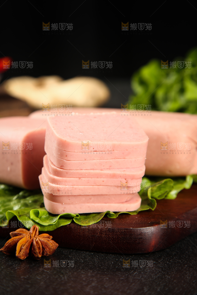 木板上放着午餐肉切片