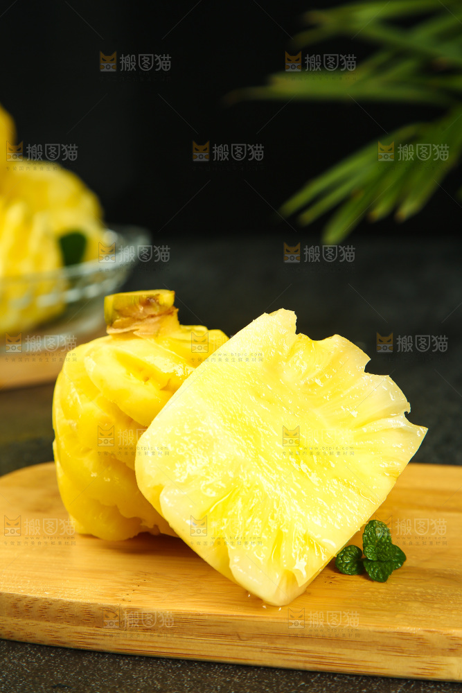 木板上的削皮小菠萝