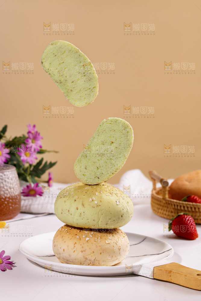 盘子里摆放着粗粮面包