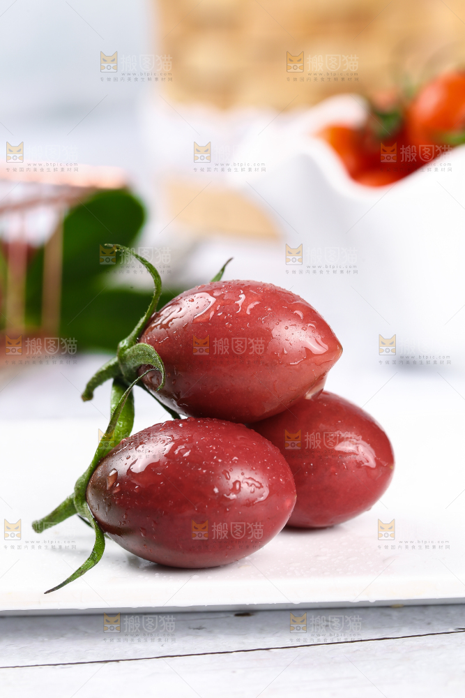 白石板上的珍珠小番茄