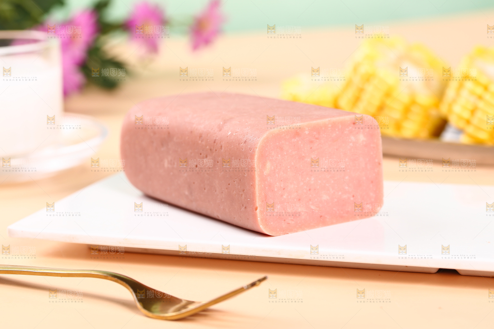 盘子里的午餐肉