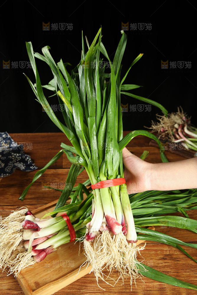 手上拿着蒜苗