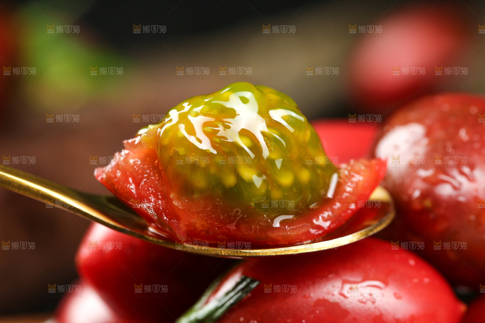 勺子里的小番茄果肉