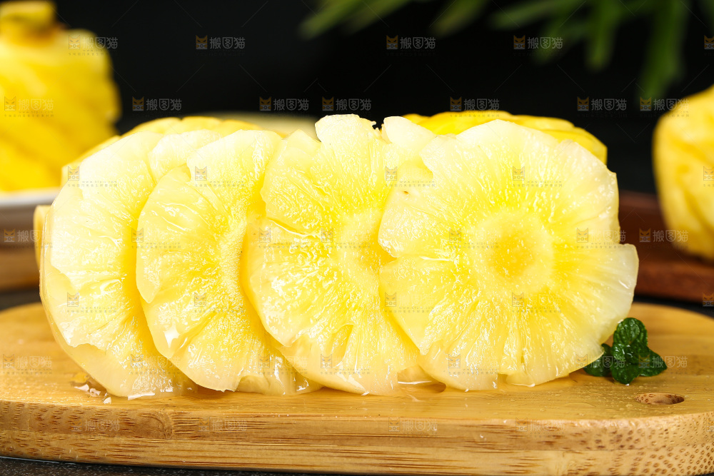 木板上放着去皮小菠萝