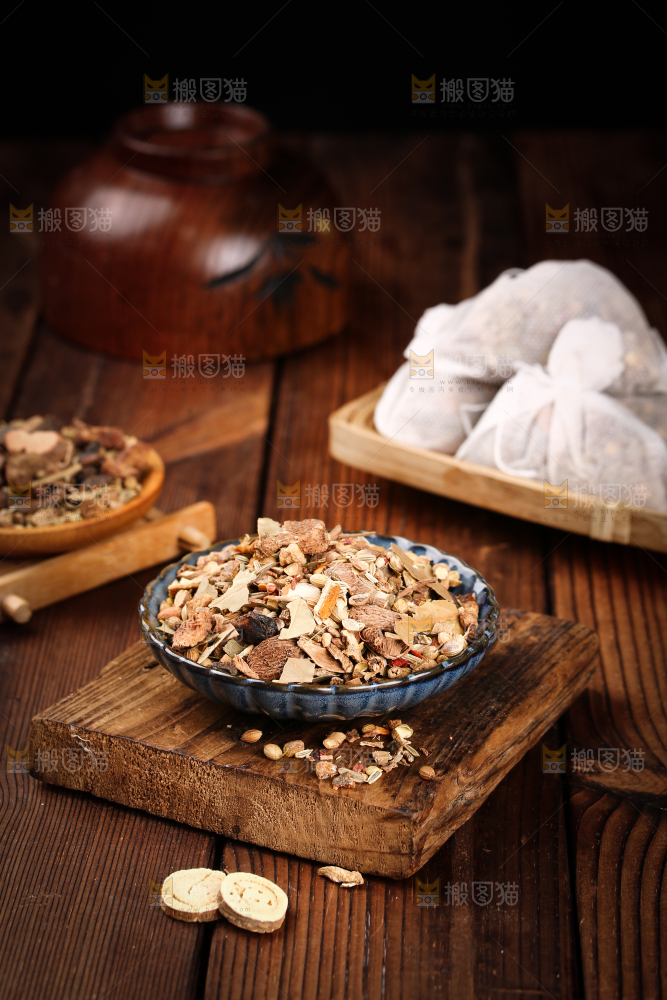 木板上放着一盘卤料