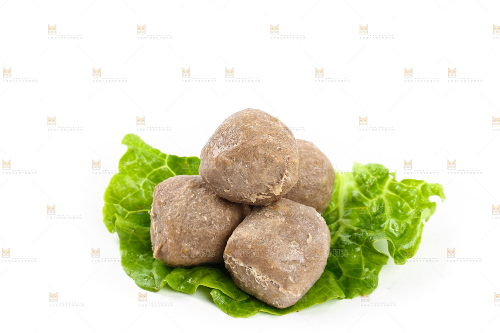 白底上放着牛肉丸