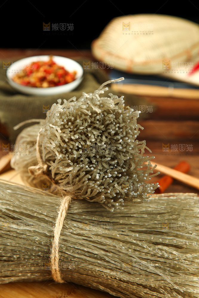 木盘里装着红薯粉