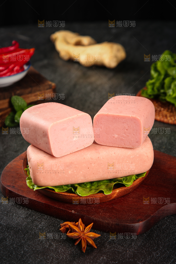 木板上放着一盘午餐肉