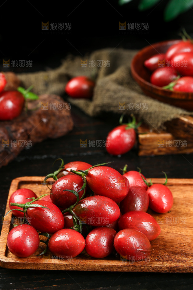 一堆新鲜小番茄