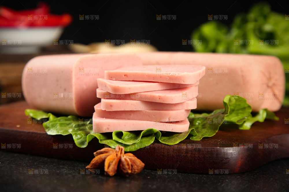 木板上放着午餐肉切片
