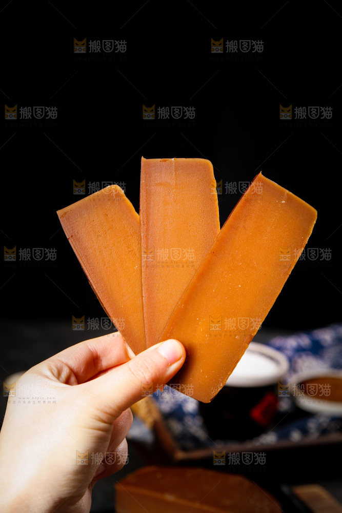 手里拿着广式年糕切块