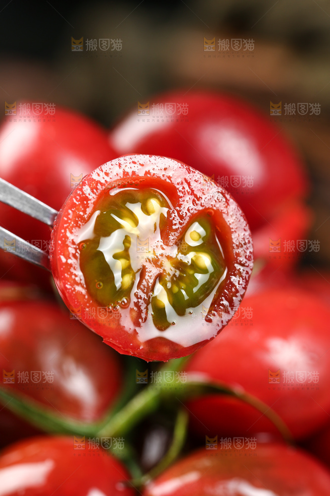 叉子上插着小番茄