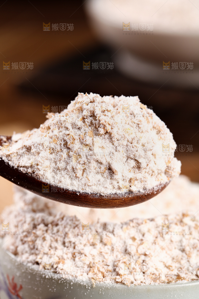 勺子上舀着黑全麦粉