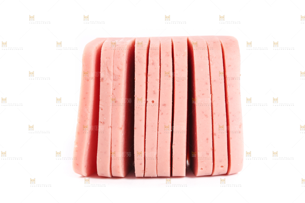 白底上放着切块的午餐肉