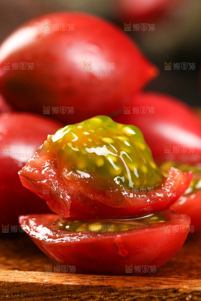 木板上放着珍珠小番茄