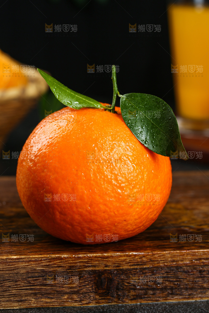 木底上放着青见柑橘