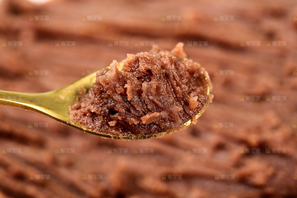 勺子上舀着红豆沙