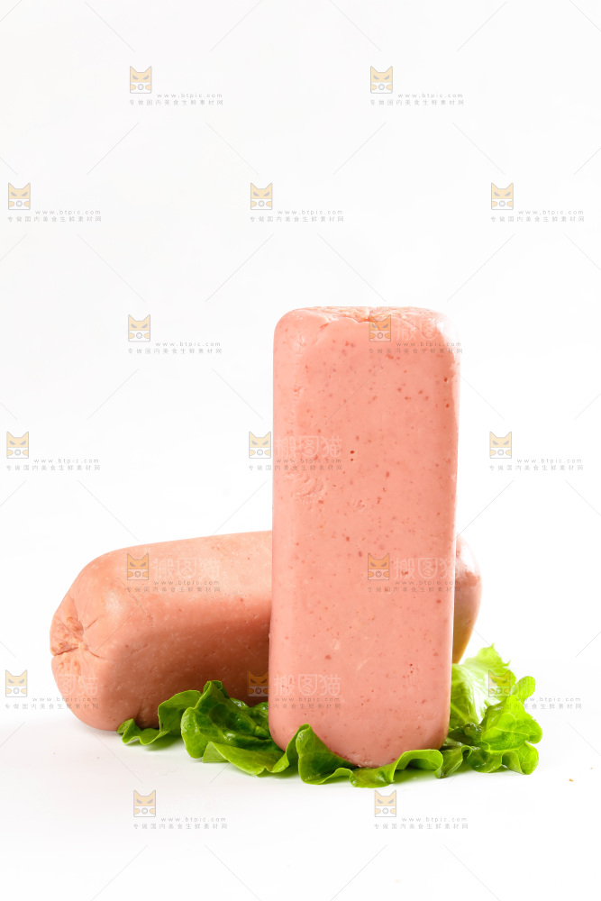 白底上放着午餐肉