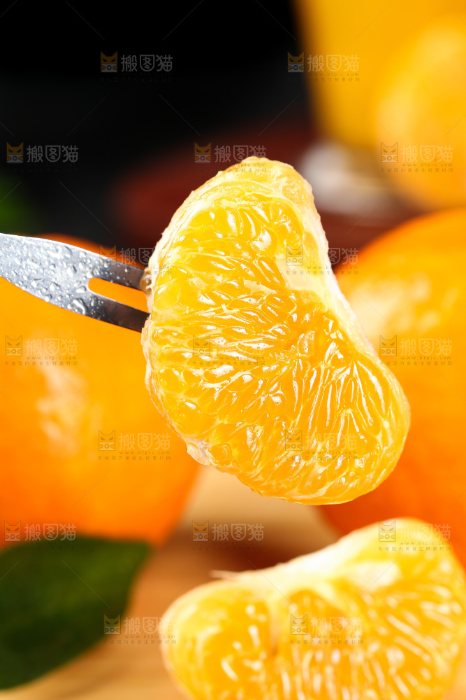 叉子上插着沃柑果肉