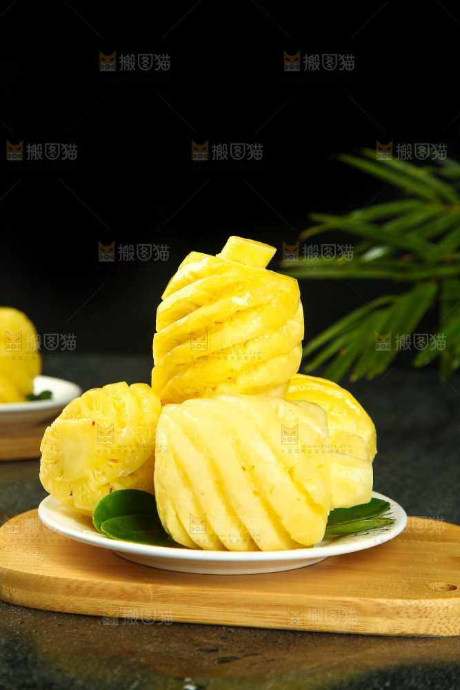 盘子里装着泰国小菠萝