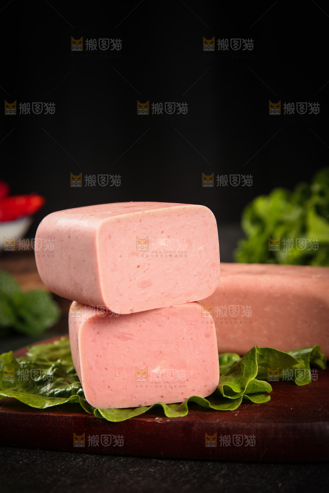 木板上放着火腿肠