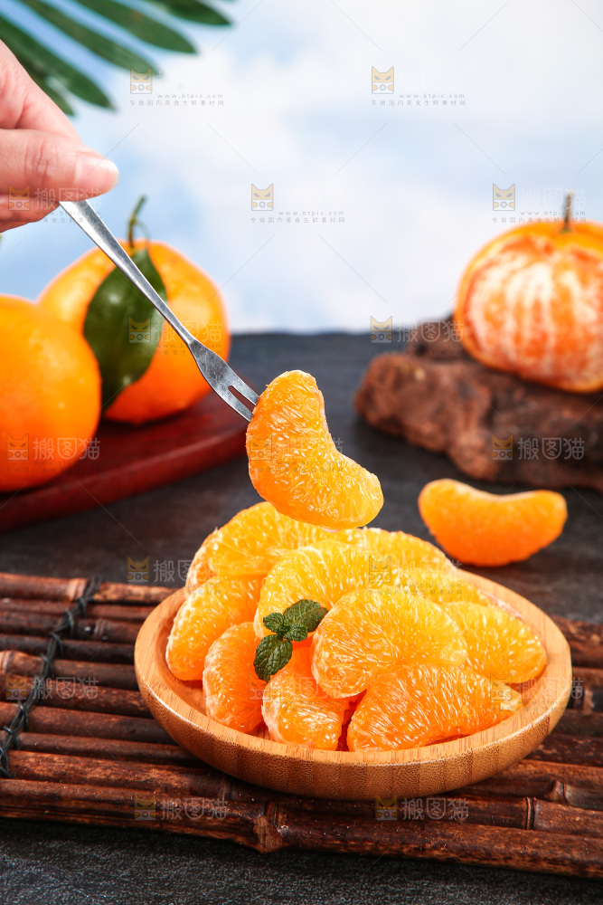 叉子上插着耙耙柑果肉