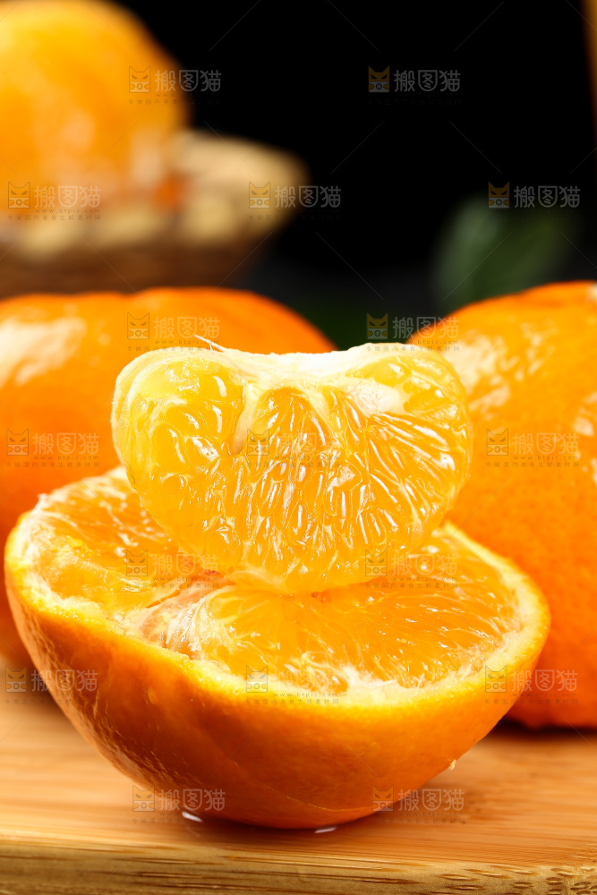木板上放着沃柑果肉