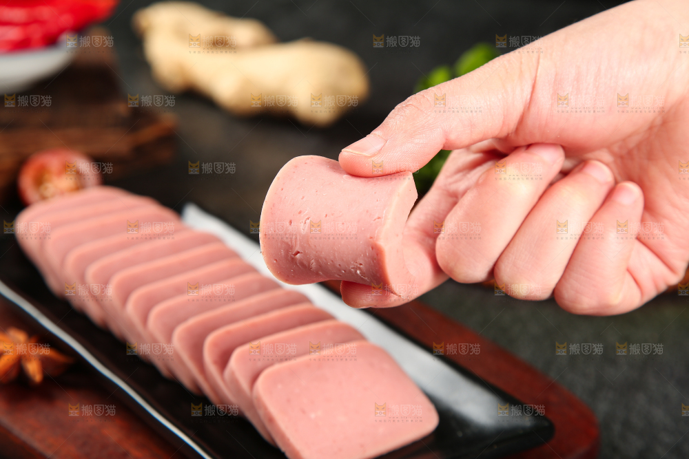 手上拿着火腿肠